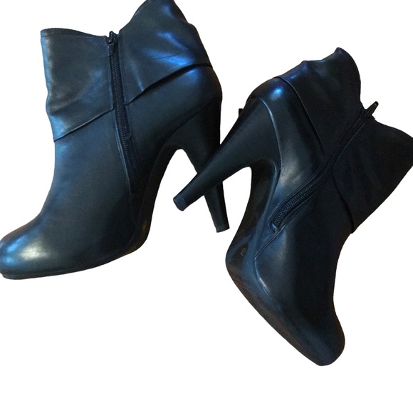 EUC Gianni Bini Zip-up Black Leather Booties with sexy bow on each side - Picture 2 of 11